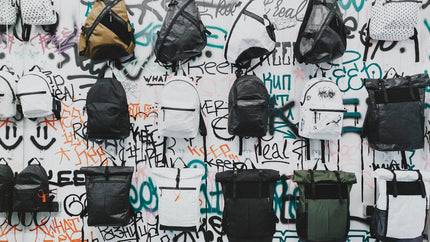Verschiedene Rucksackarten an einer urbanen Wand - Alltag, Reise und Wandern im Vergleich