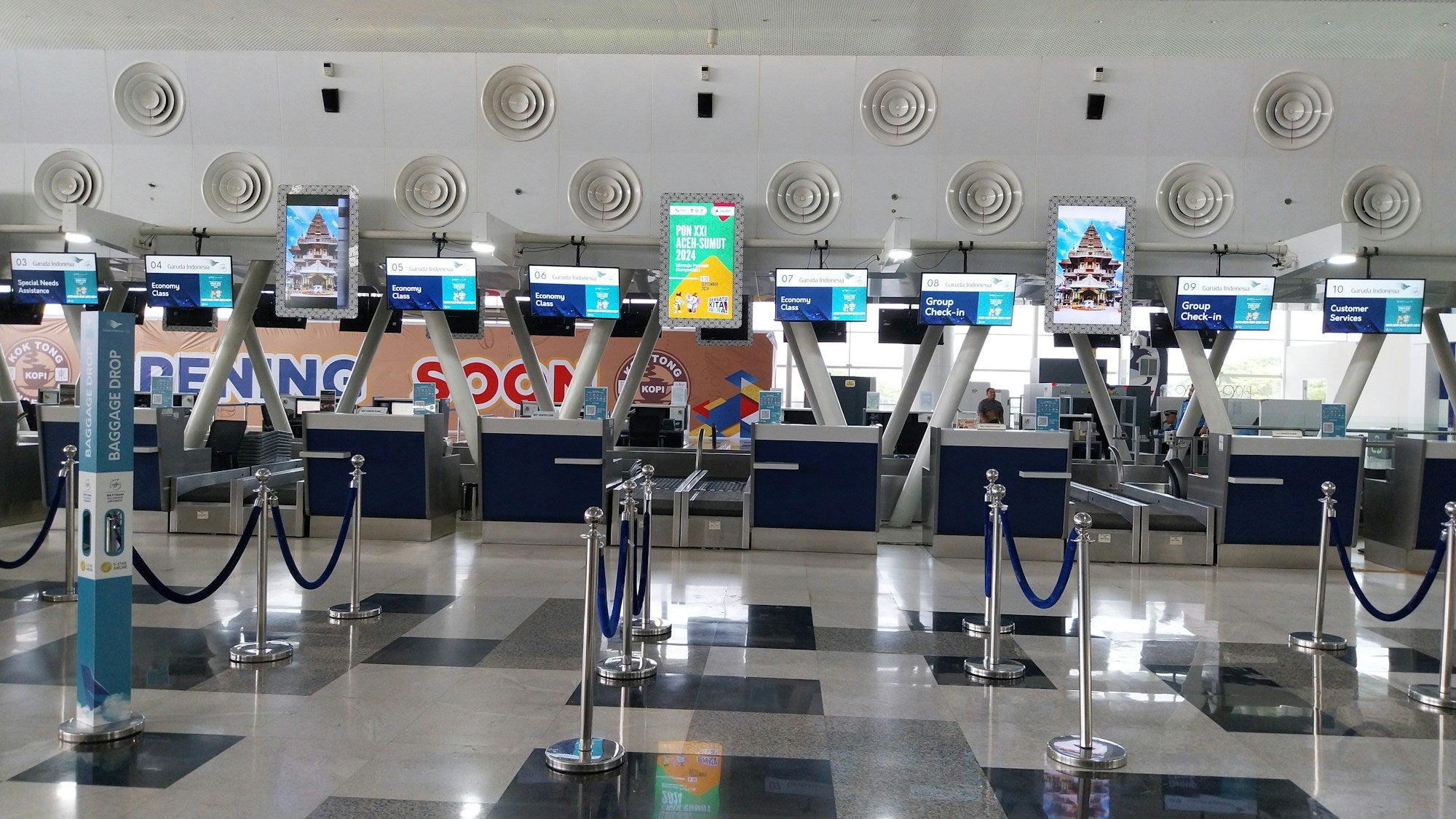 Check-in-Schalter am Flughafen mit Baggage Drop für Aufgabegepäck