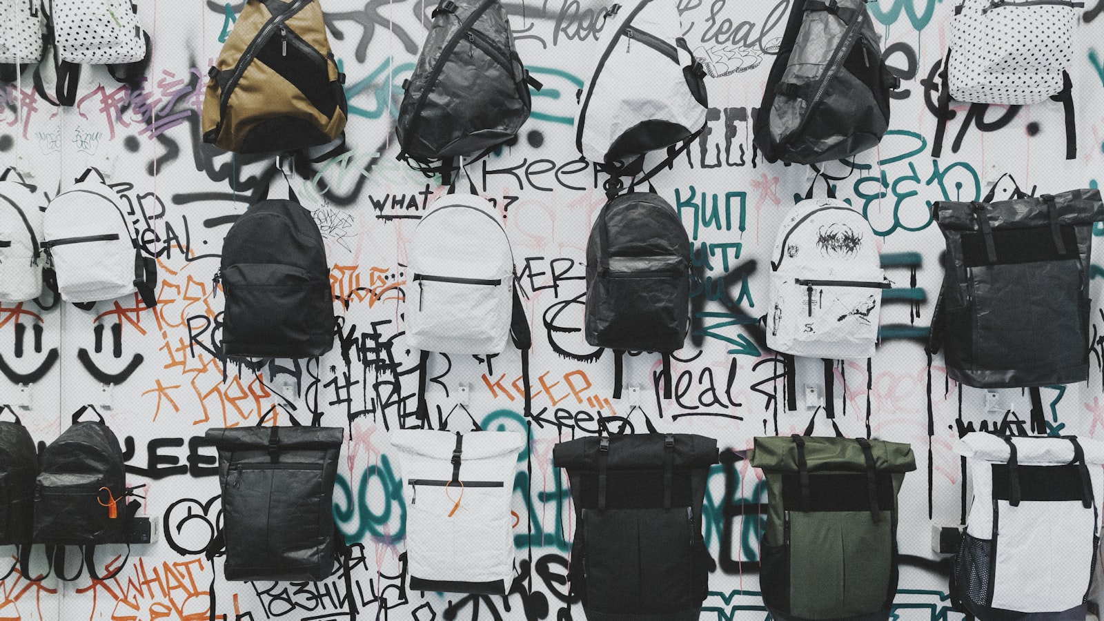 Verschiedene Rucksackarten an einer urbanen Wand - Alltag, Reise und Wandern im Vergleich